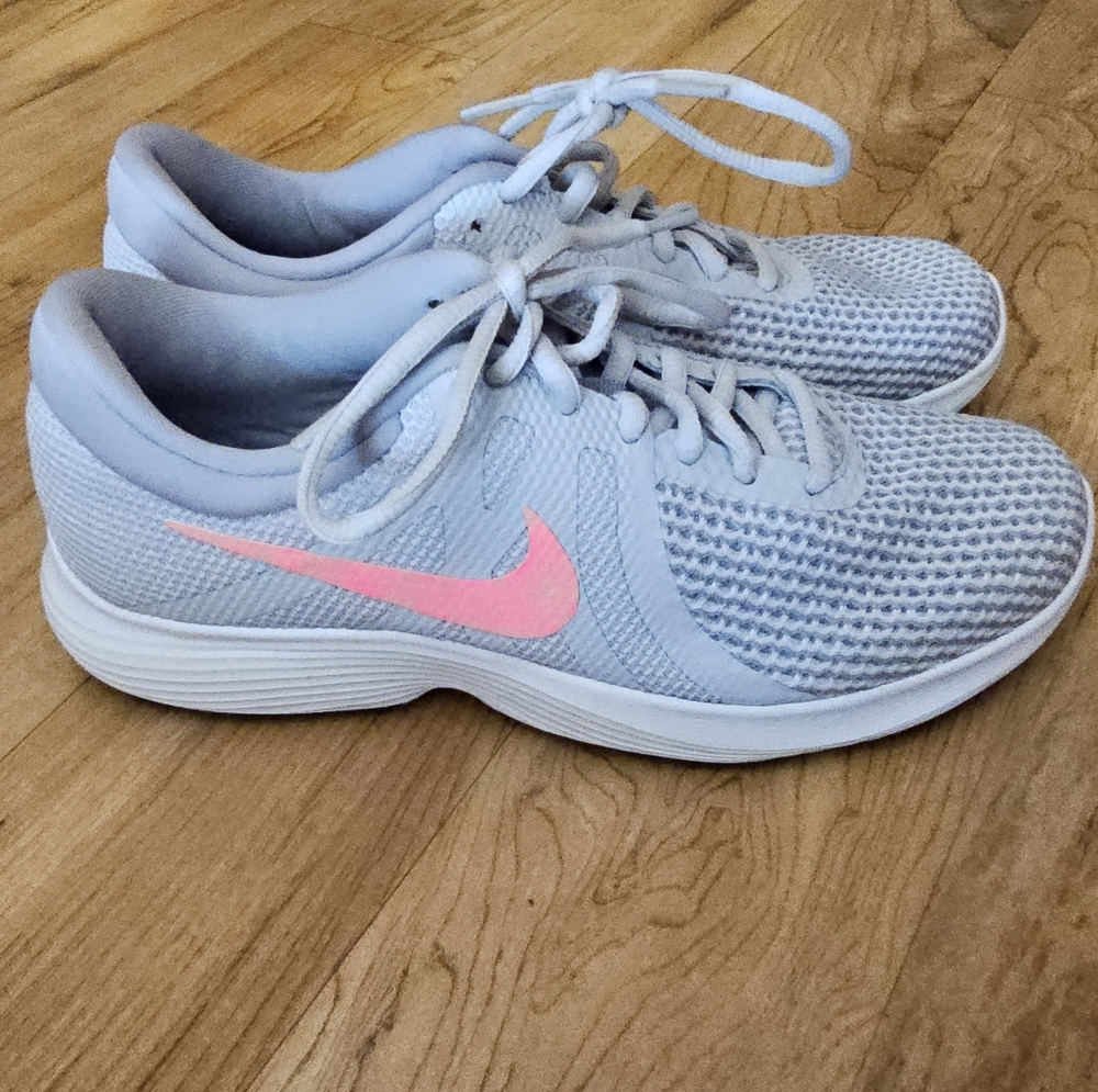 Nike Women's Light Gray and Pink Athletic Shoes